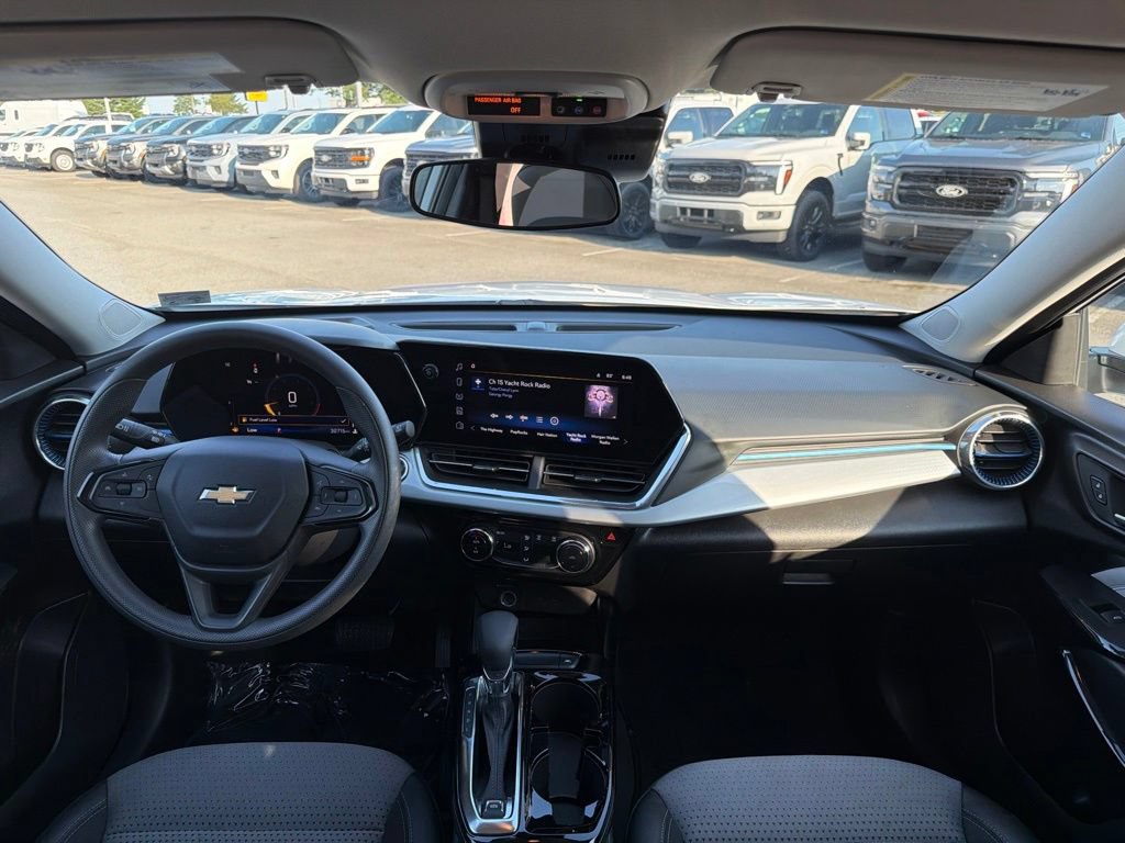 Used 2025 Chevrolet Trax LT FWD image 24