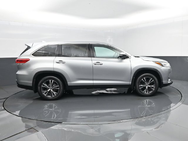 Used 2019 Toyota Highlander Plus AWD/4WD image 4