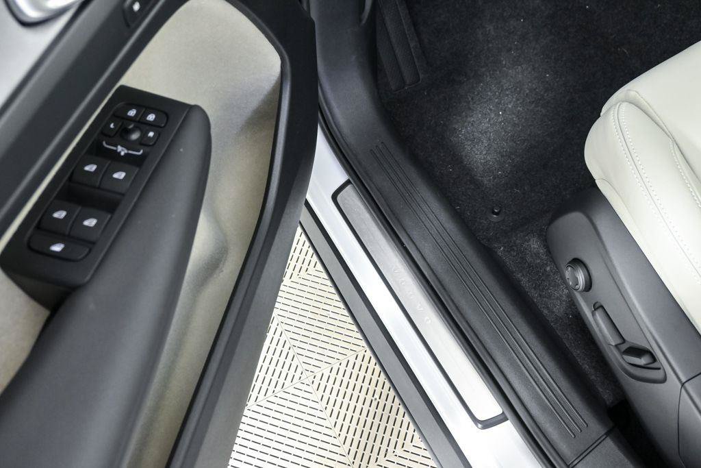 New 2026 Volvo XC40 B5 Plus w/ Protection Package Premier AWD/4WD image 7