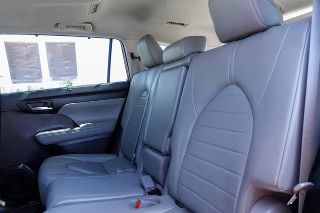 Certified 2023 Toyota Highlander XLE image 36