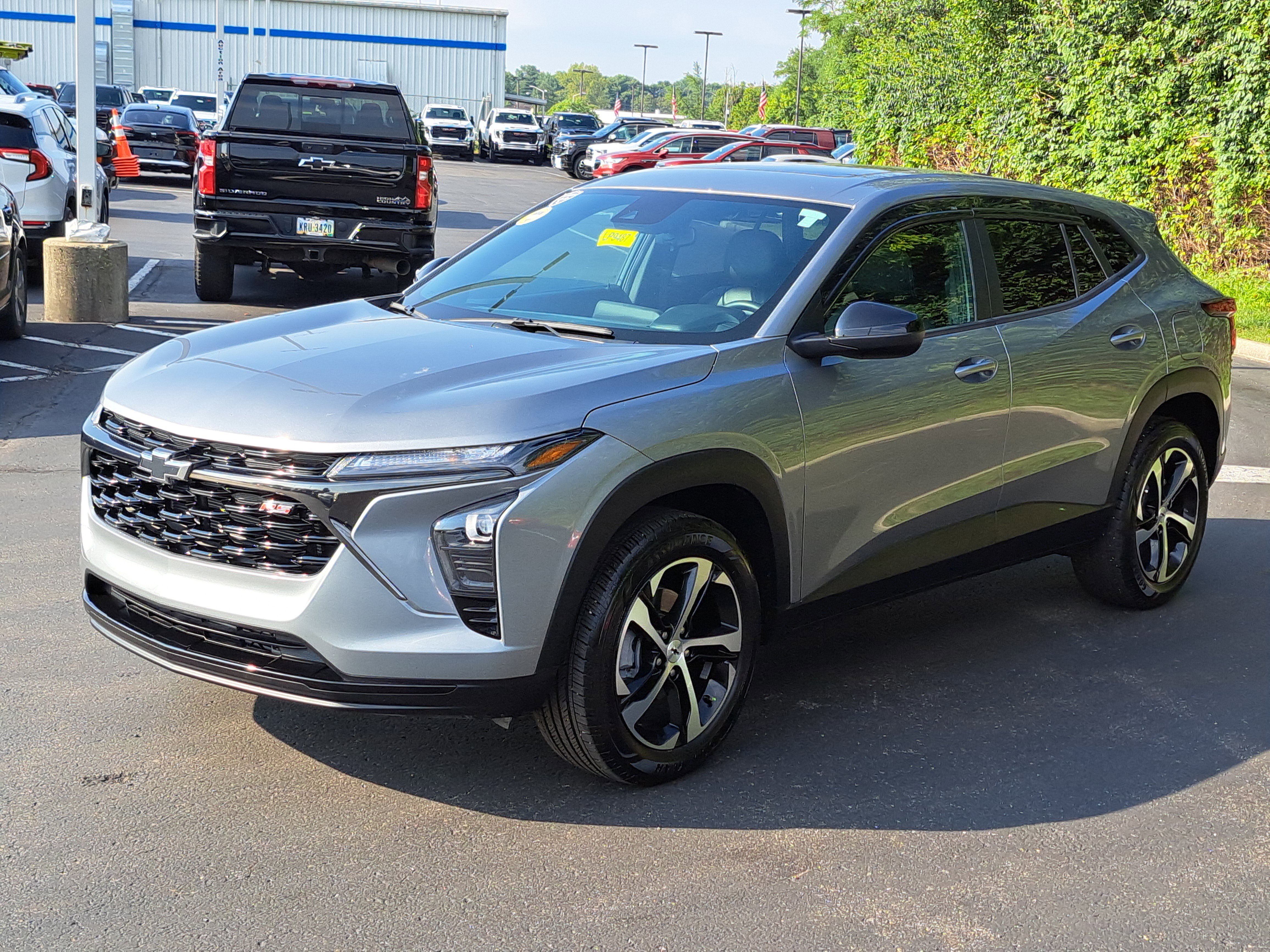 Used 2024 Chevrolet Trax RS w/ Sunroof Package image 2