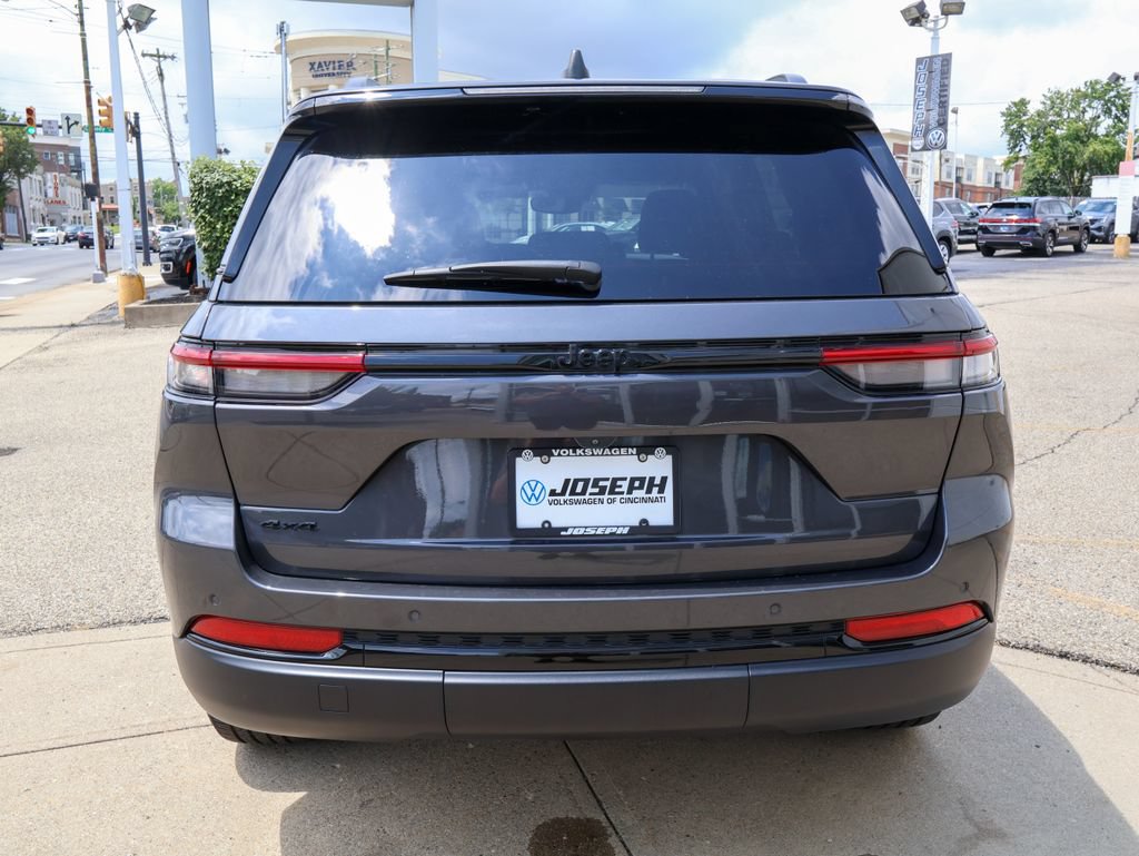 Used 2024 Jeep Grand Cherokee Altitude AWD/4WD image 4