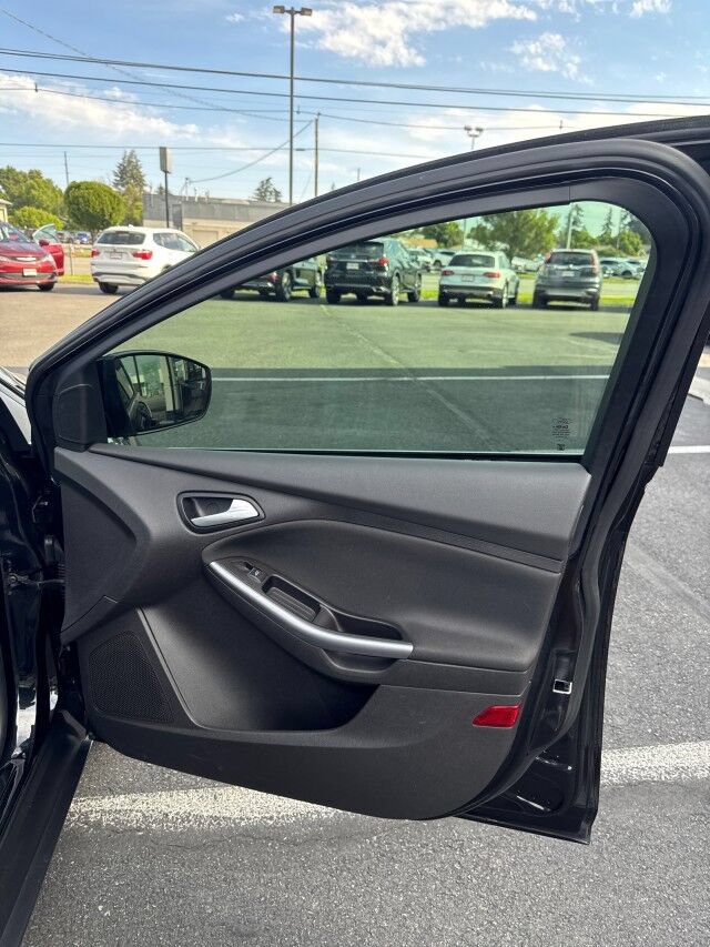 Used 2014 Ford Focus Titanium FWD image 17