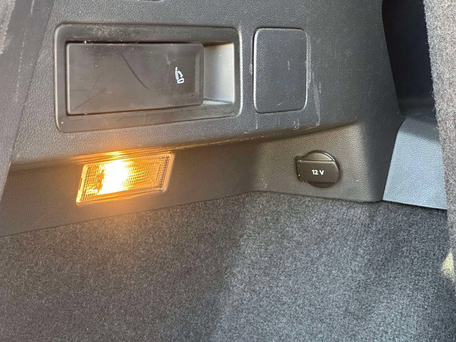 Used 2018 Volkswagen Tiguan SE w/ Panoramic Sunroof Package FWD image 13