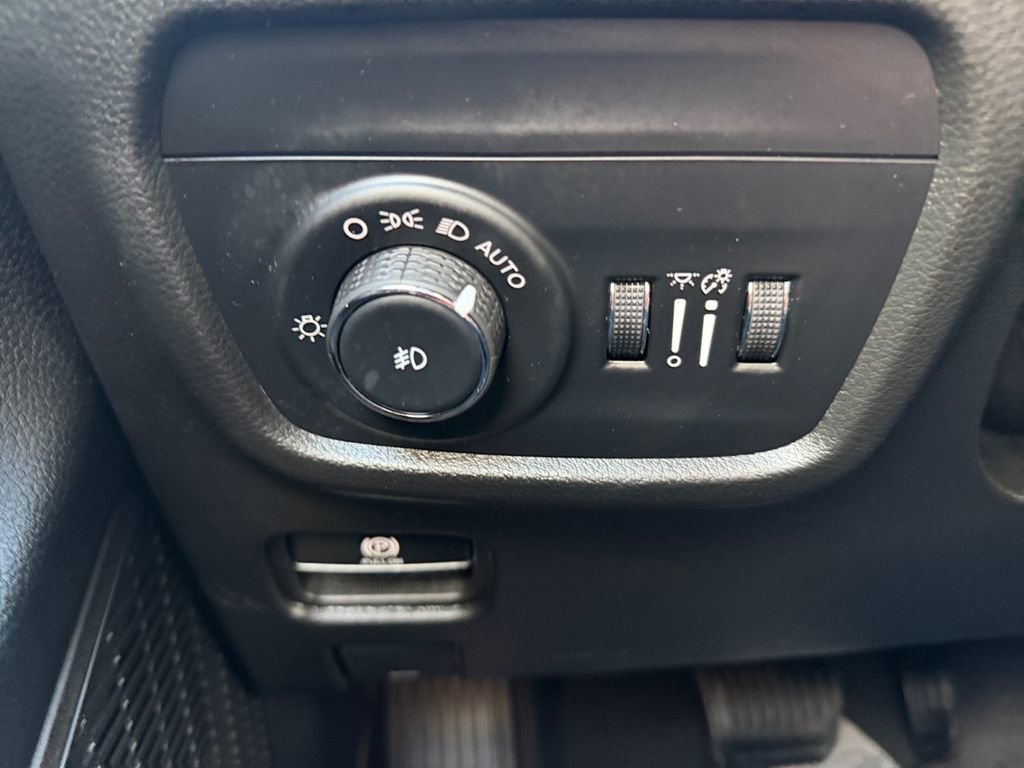 Used 2023 Jeep Grand Cherokee Limited w/ Luxury Tech Group II image 18