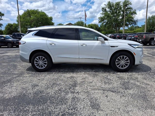Used 2023 Buick Enclave Essence image 3