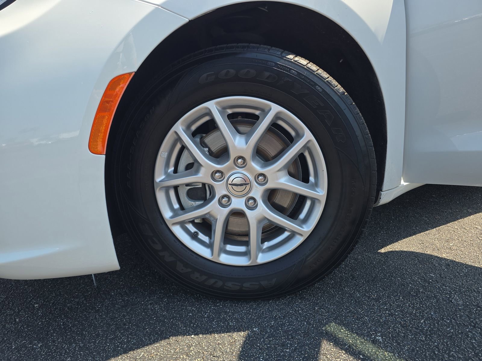 Used 2023 Chrysler Pacifica Touring-L image 29