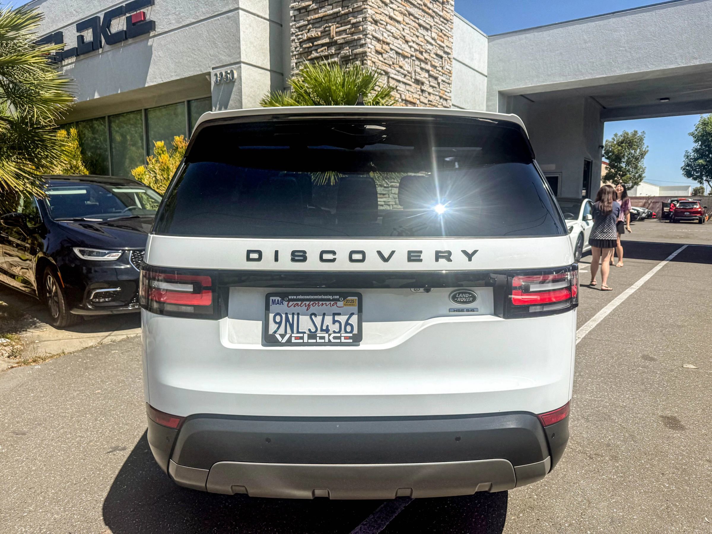 Used 2020 Land Rover Discovery HSE image 11