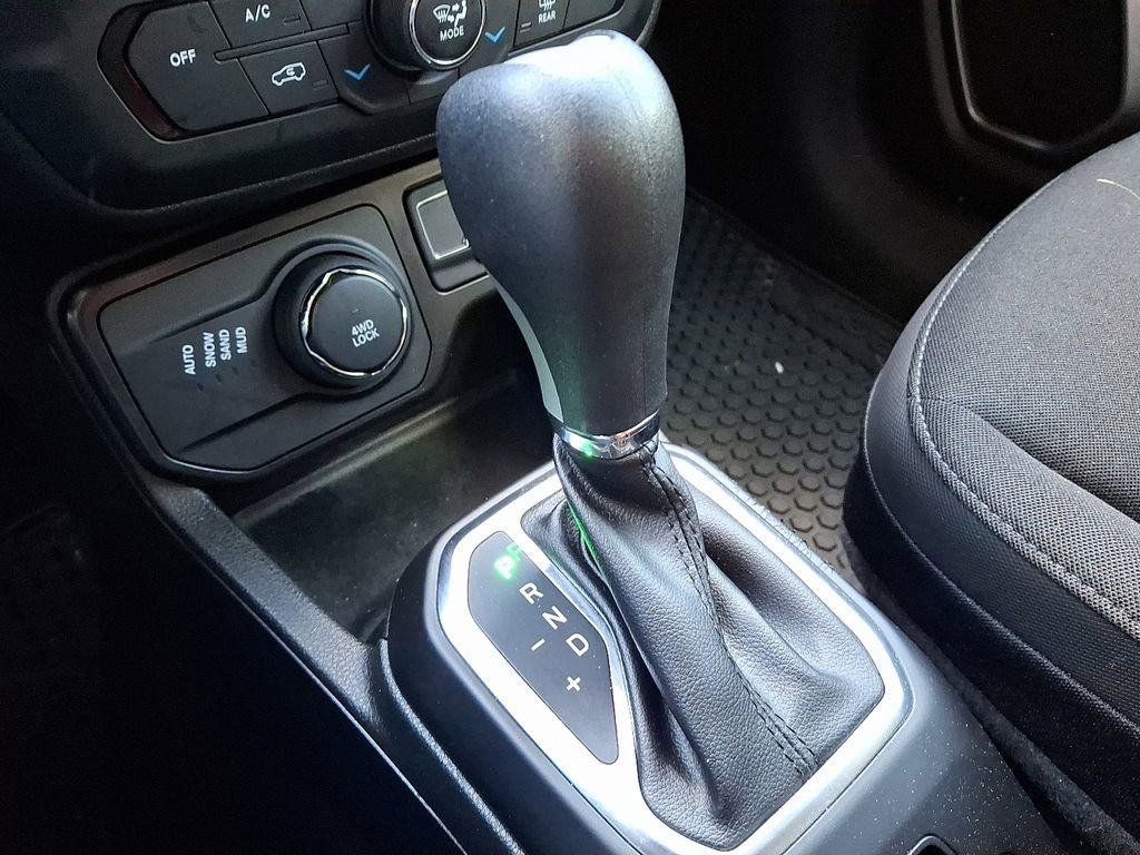 Used 2023 Jeep Renegade Latitude w/ Premium Group image 16