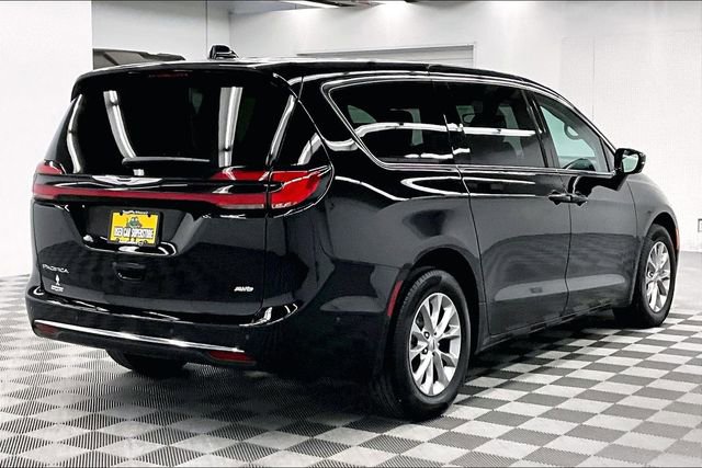 Used 2024 Chrysler Pacifica Touring-L image 13