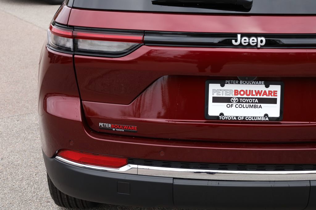 Used 2025 Jeep Grand Cherokee Laredo X w/ Trailer Tow Package image 16