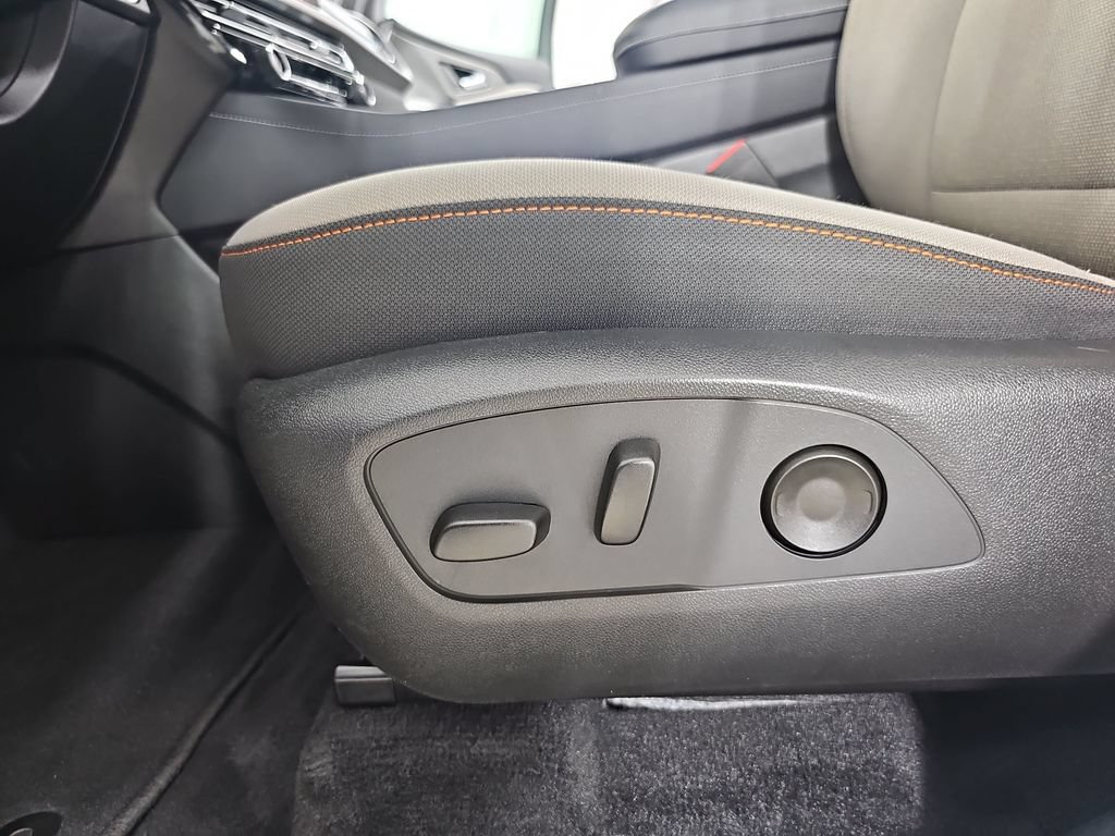 Used 2025 Chevrolet Traverse LT FWD image 37