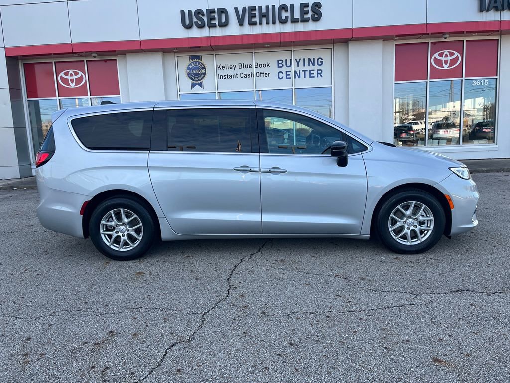 Used 2026 Chrysler Pacifica Select image 7