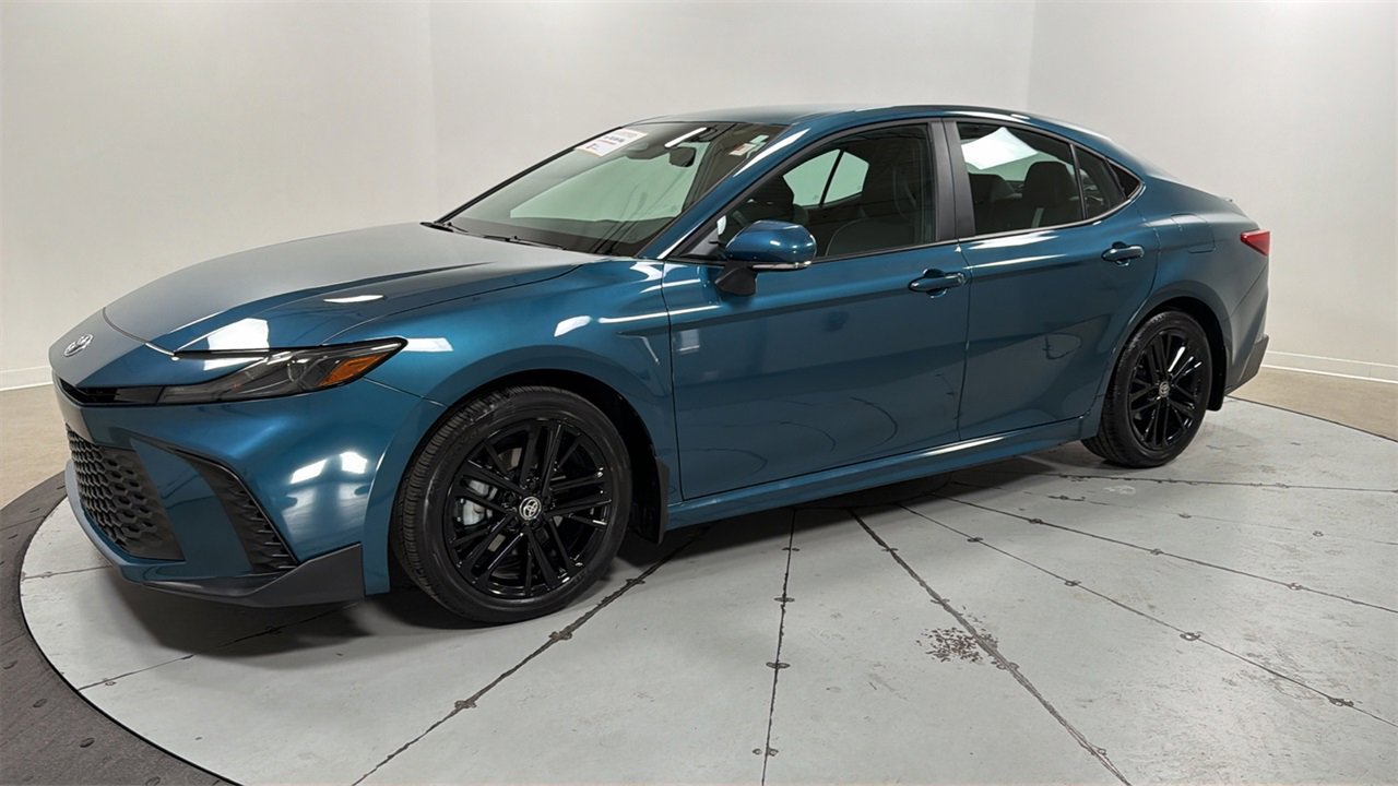 Certified 2025 Toyota Camry SE image 1