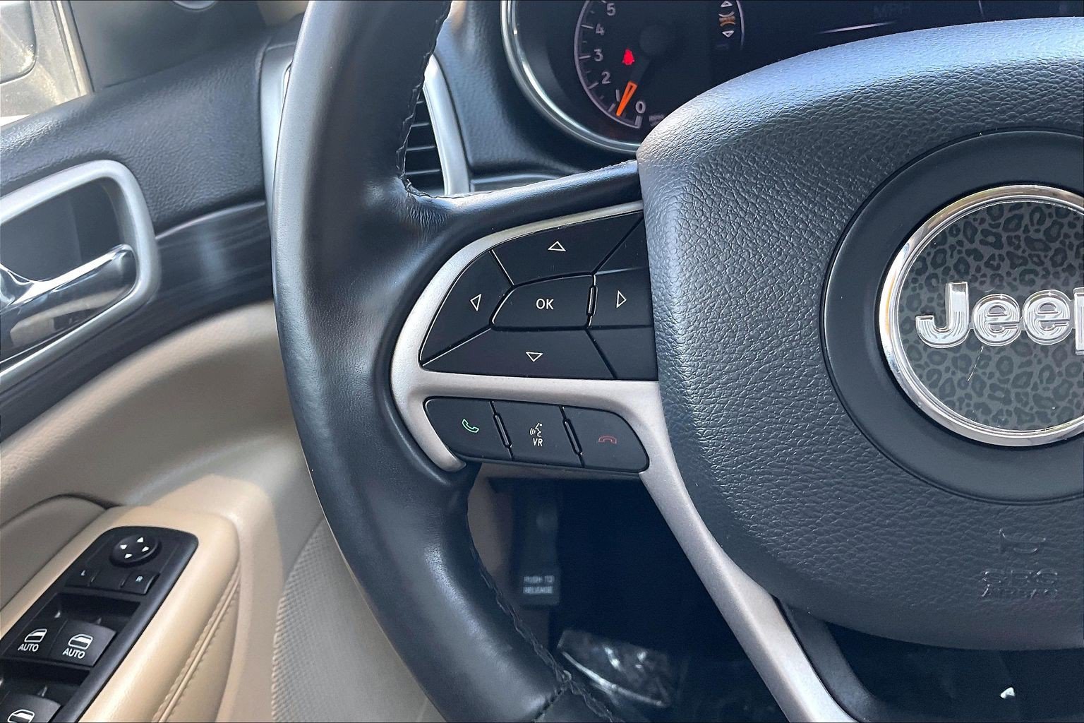 Used 2022 Jeep Grand Cherokee Laredo E AWD/4WD image 16