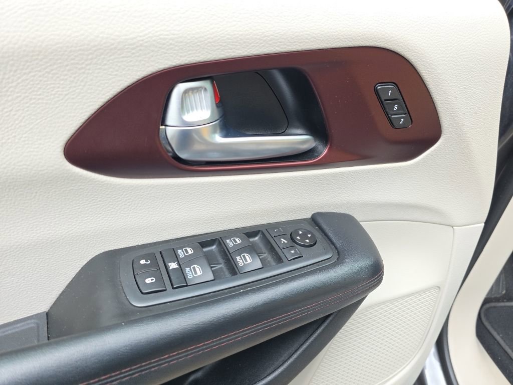 Used 2020 Chrysler Pacifica Limited FWD image 13