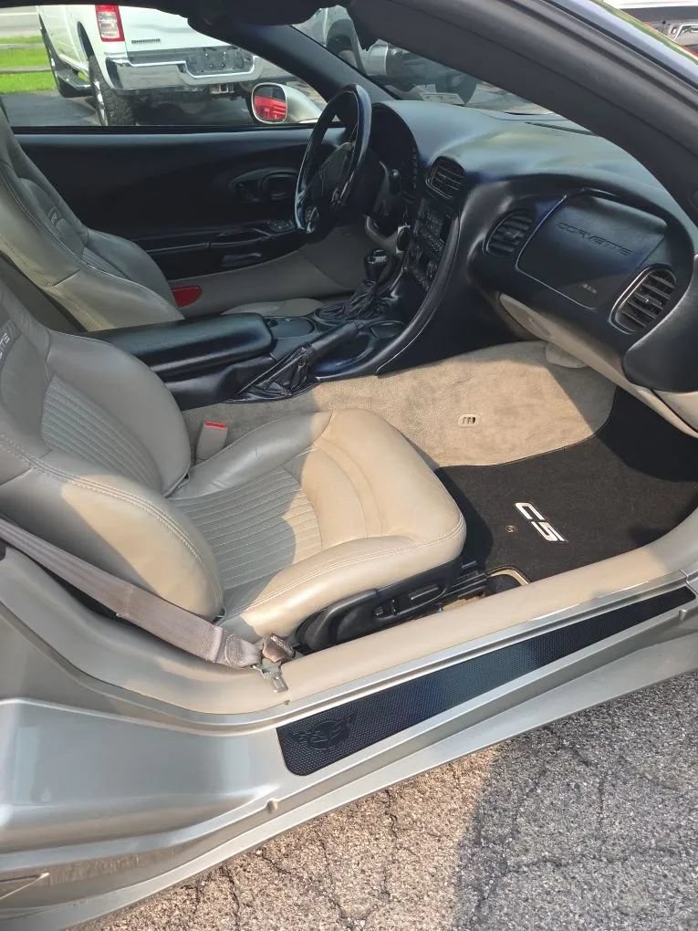 Used 2000 Chevrolet Corvette Coupe w/ Roof Pkg RWD image 10