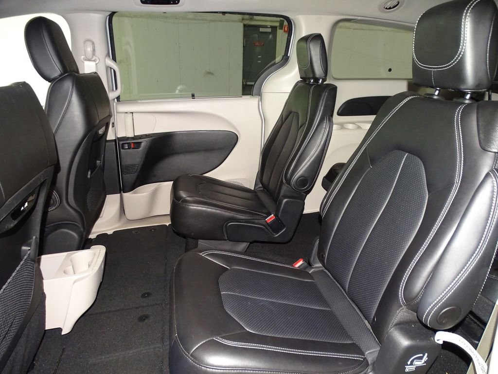Used 2024 Chrysler Pacifica Touring-L image 11