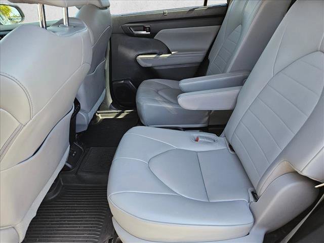 Used 2023 Toyota Highlander XLE image 7