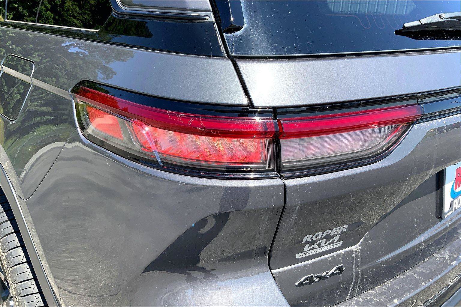 Used 2023 Jeep Grand Cherokee Altitude AWD/4WD image 27