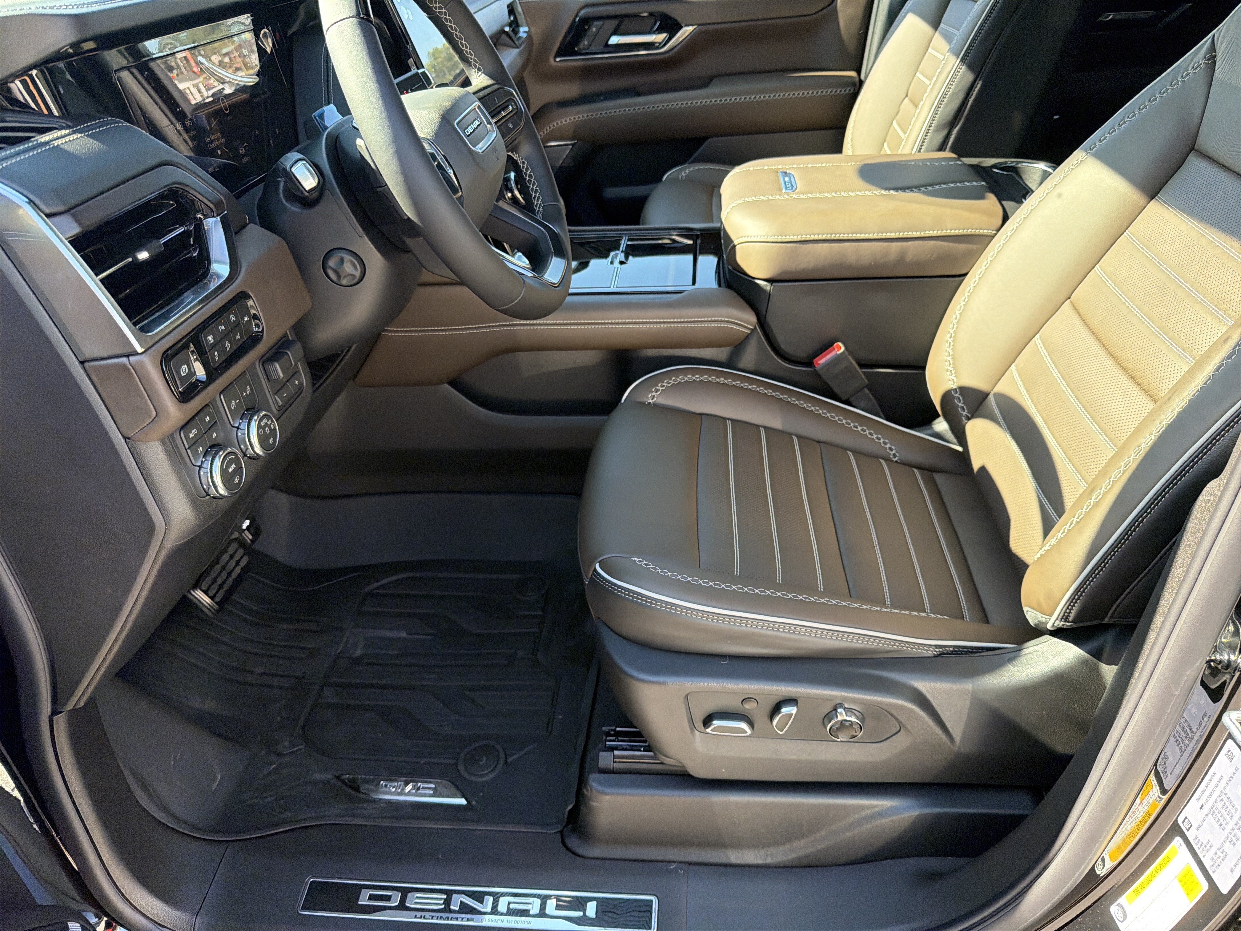 New 2026 GMC Yukon Denali Ultimate w/ LPO, Floor Liner Package AWD/4WD image 10