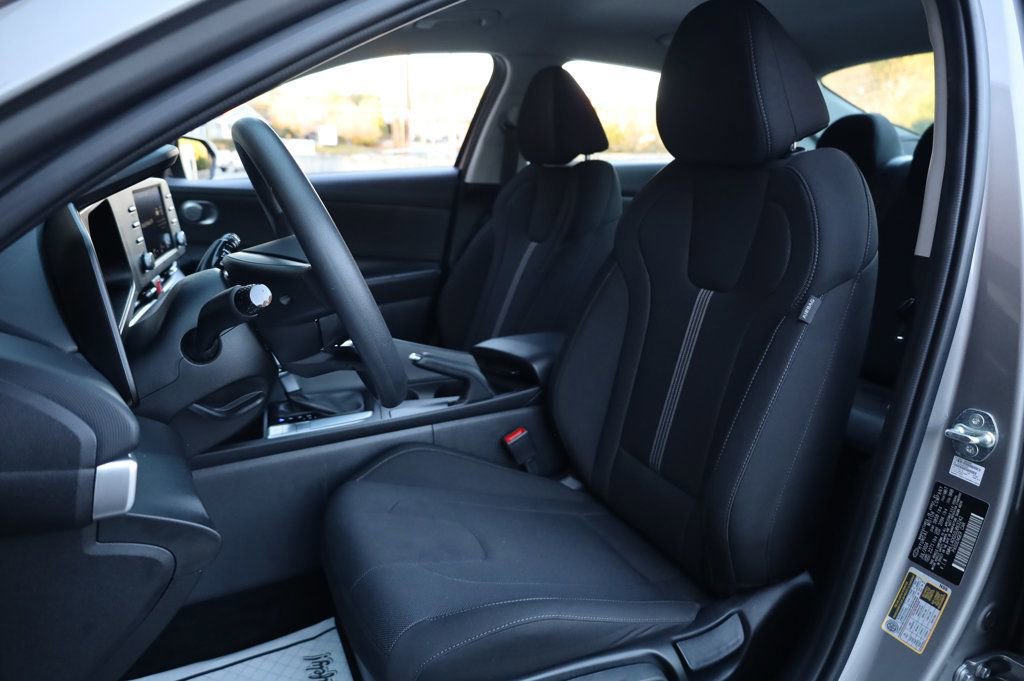 Used 2025 Hyundai Elantra SE w/ Cargo Package image 16