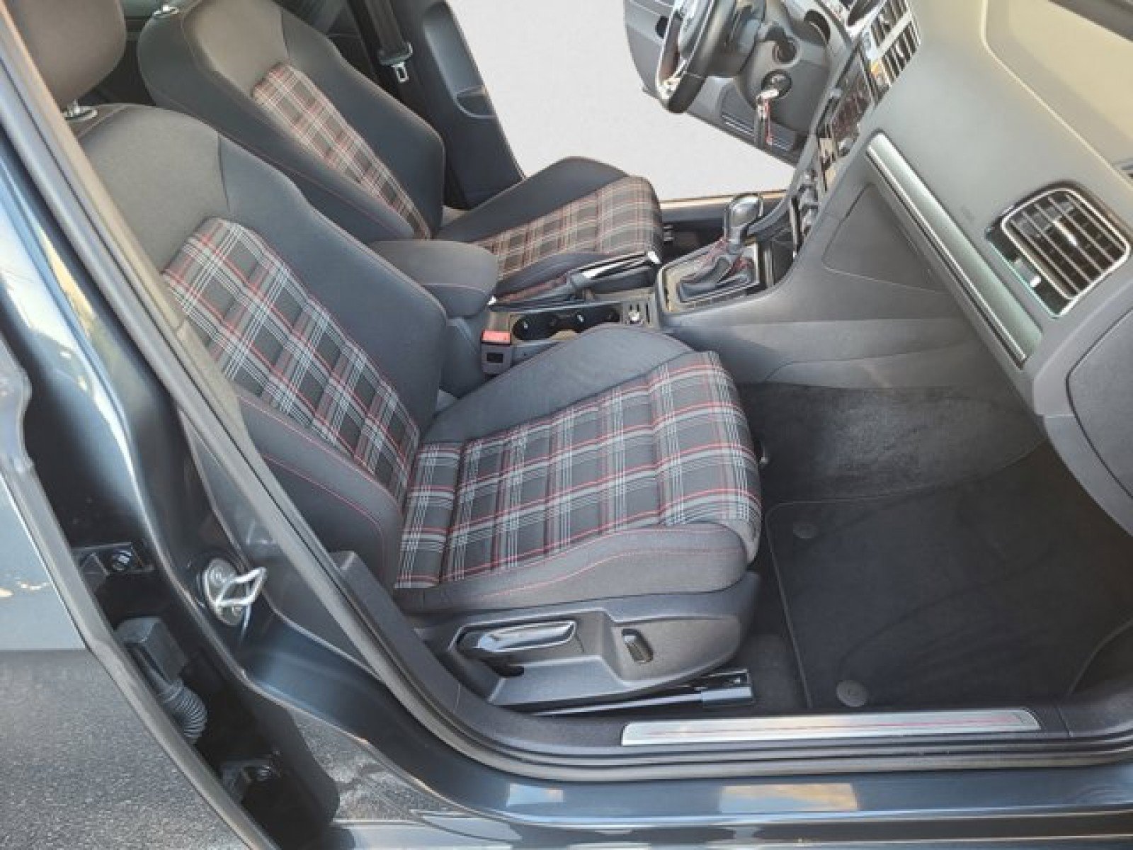 Used 2019 Volkswagen Golf S image 20