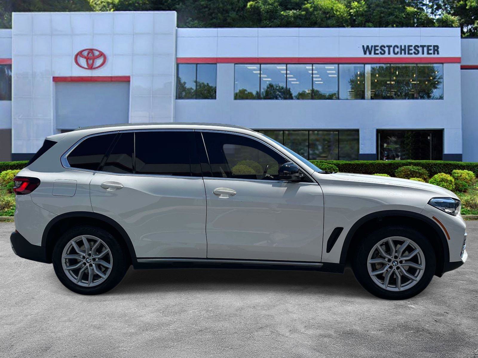 Used 2022 BMW X5 xDrive40i w/ Premium Package AWD/4WD image 2