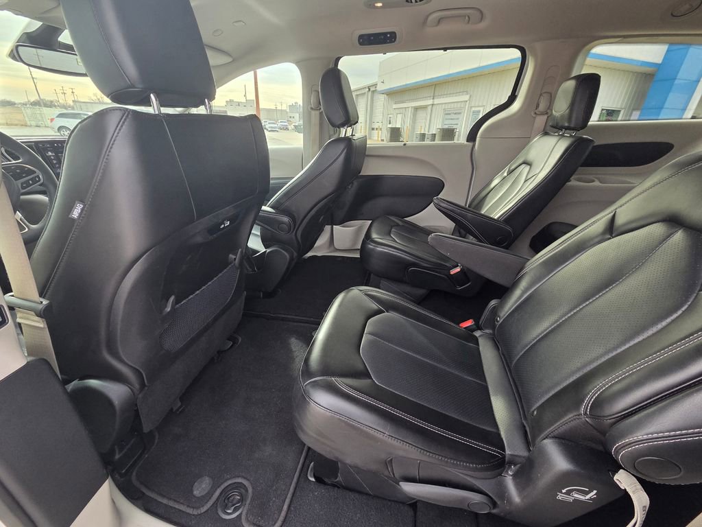Used 2023 Chrysler Pacifica Touring-L image 21