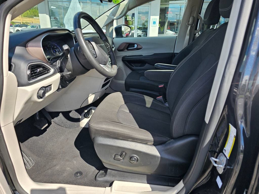 Used 2022 Chrysler Voyager LX FWD image 21