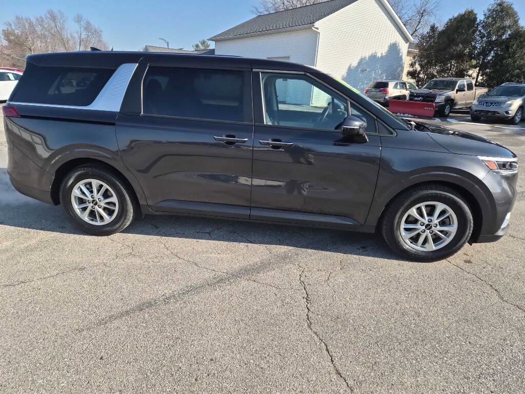 Used 2024 Kia Carnival LX image 3