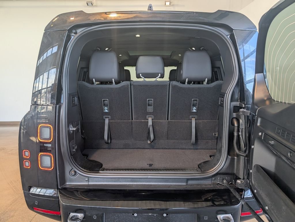 New 2026 Land Rover Defender 130 X-Dynamic SE image 5