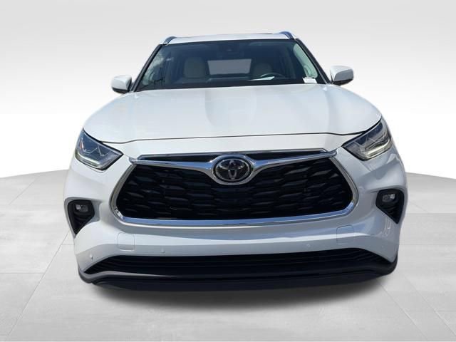 Used 2023 Toyota Highlander Limited image 2