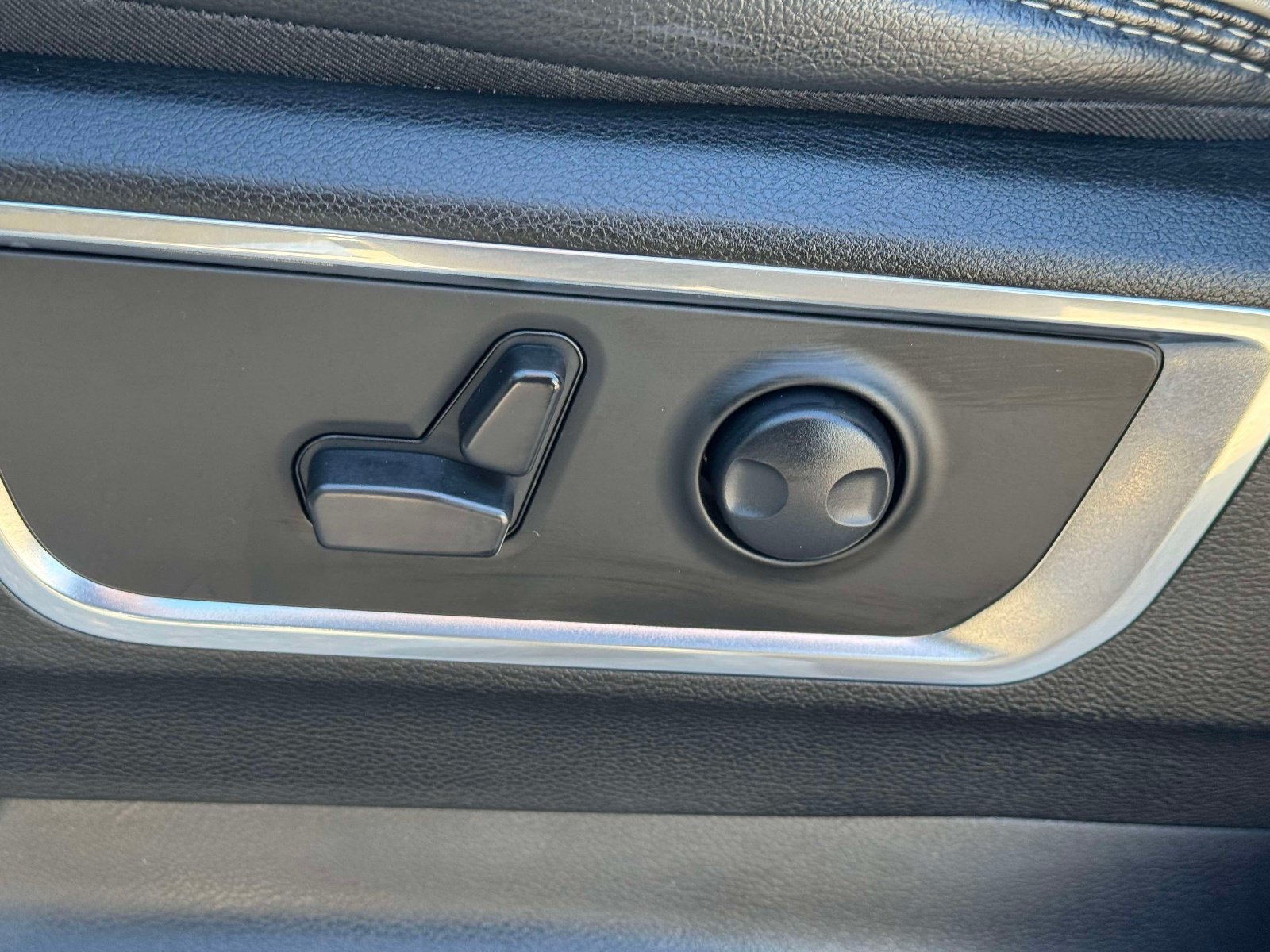 Used 2024 RAM 1500 Laramie AWD/4WD image 18