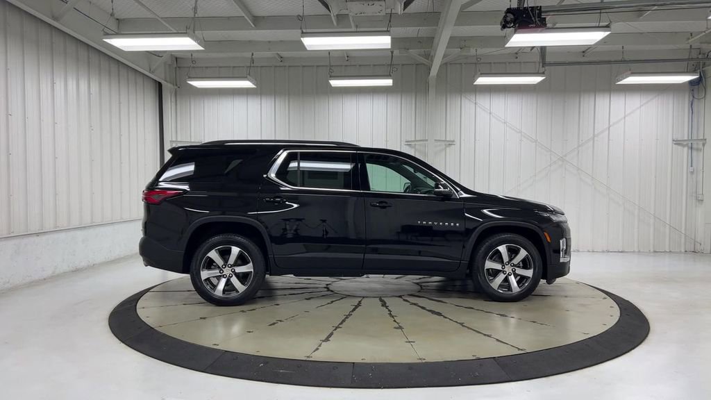 Used 2023 Chevrolet Traverse LT w/ LT Premium Package image 9