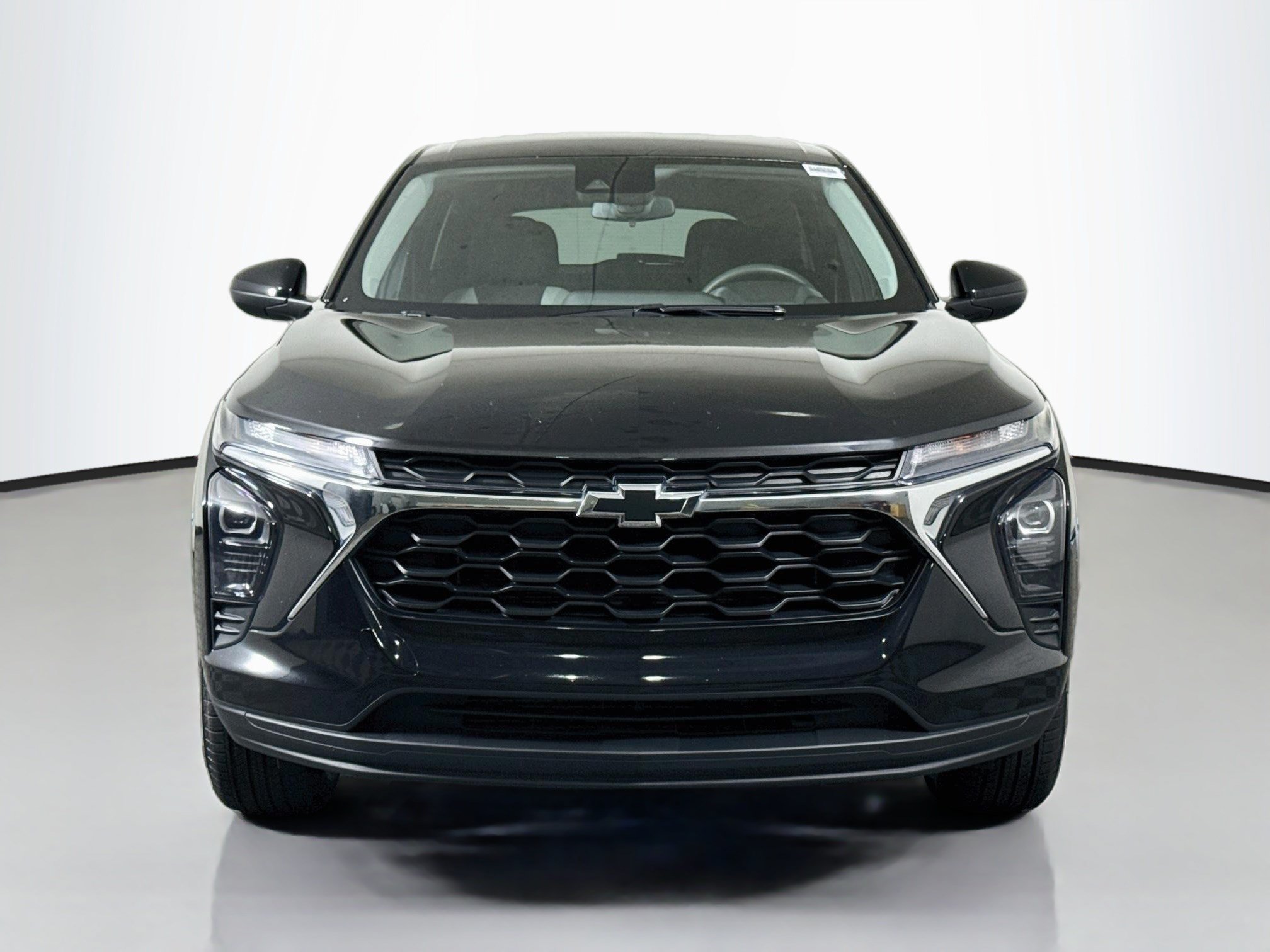 Used 2024 Chevrolet Trax LS w/ LS Convenience Package FWD image 2