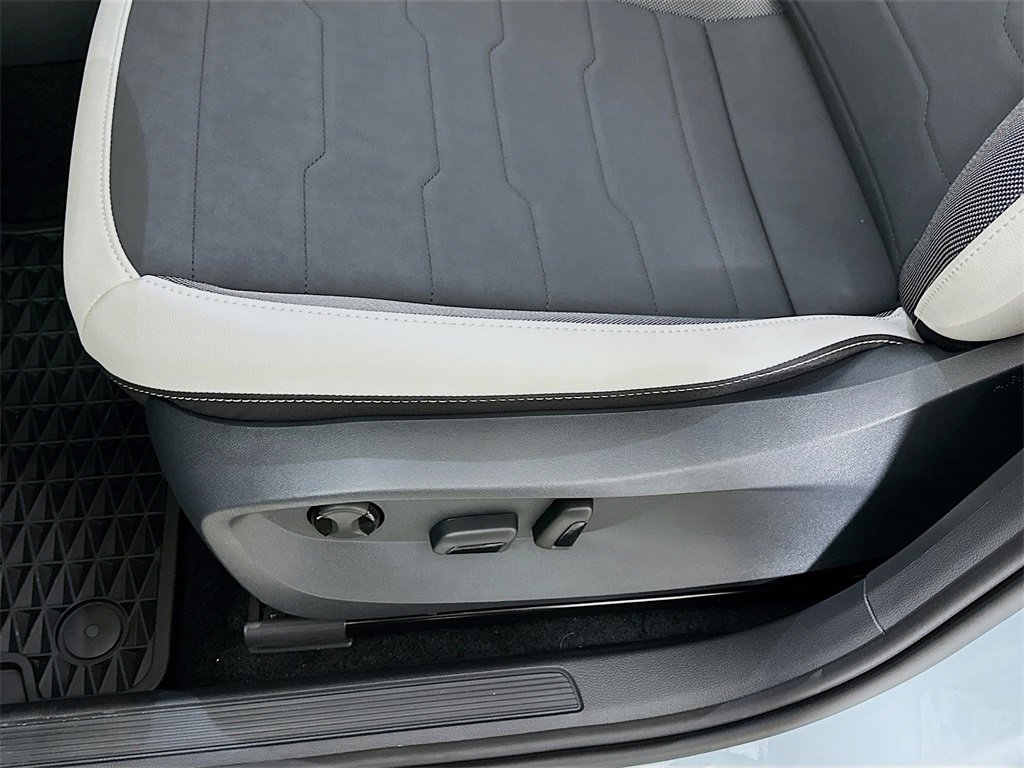 New 2025 Volkswagen Taos SE image 9
