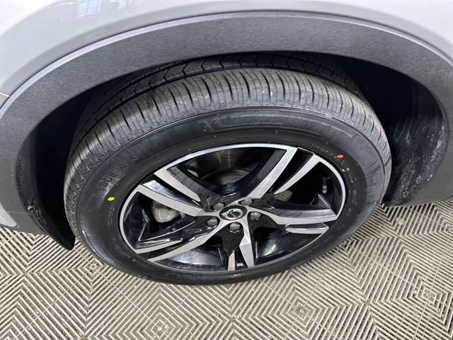Used 2023 Volvo XC40 B5 Plus AWD/4WD image 10