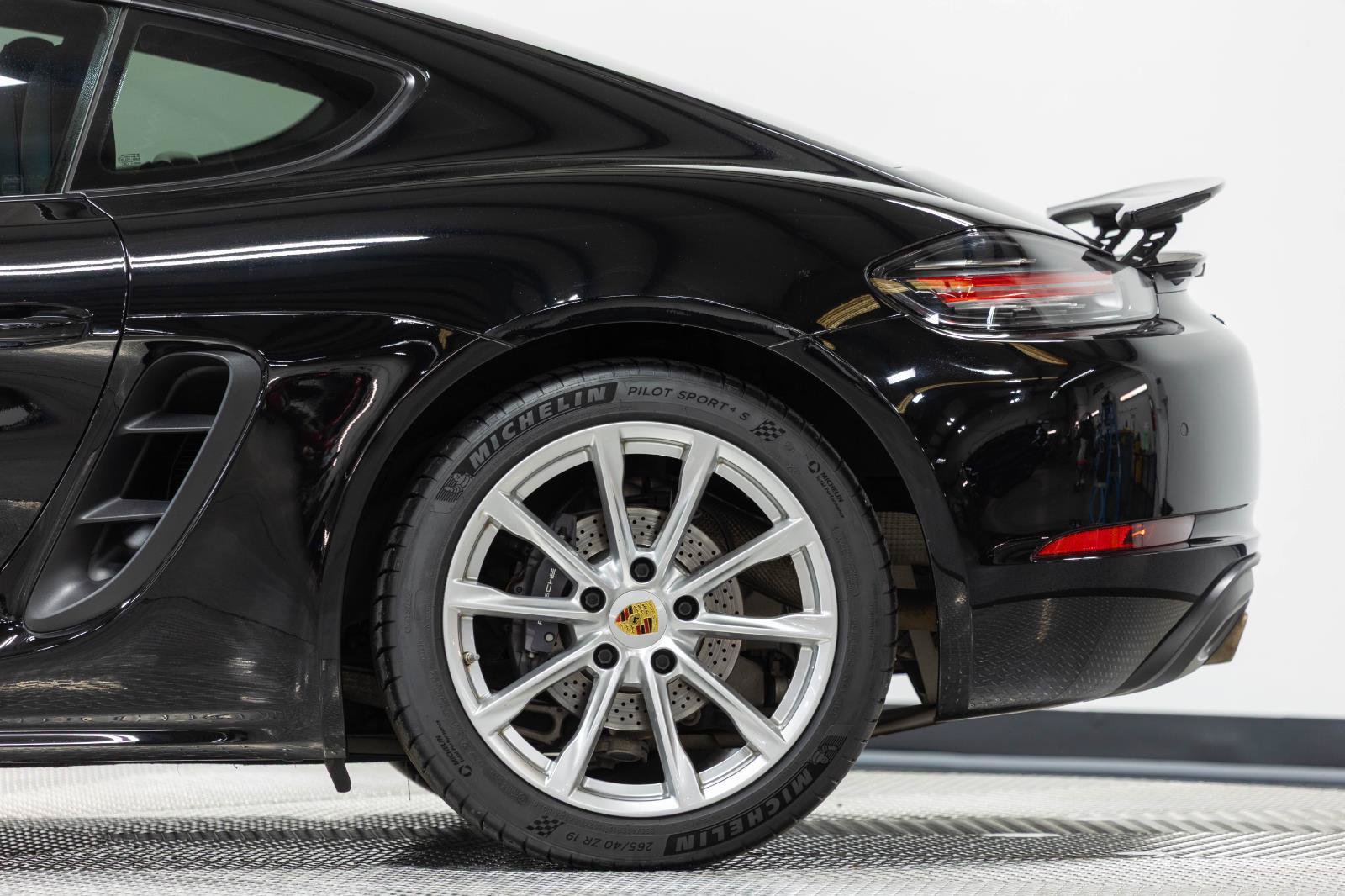 Used 2018 Porsche 718 Cayman RWD image 10