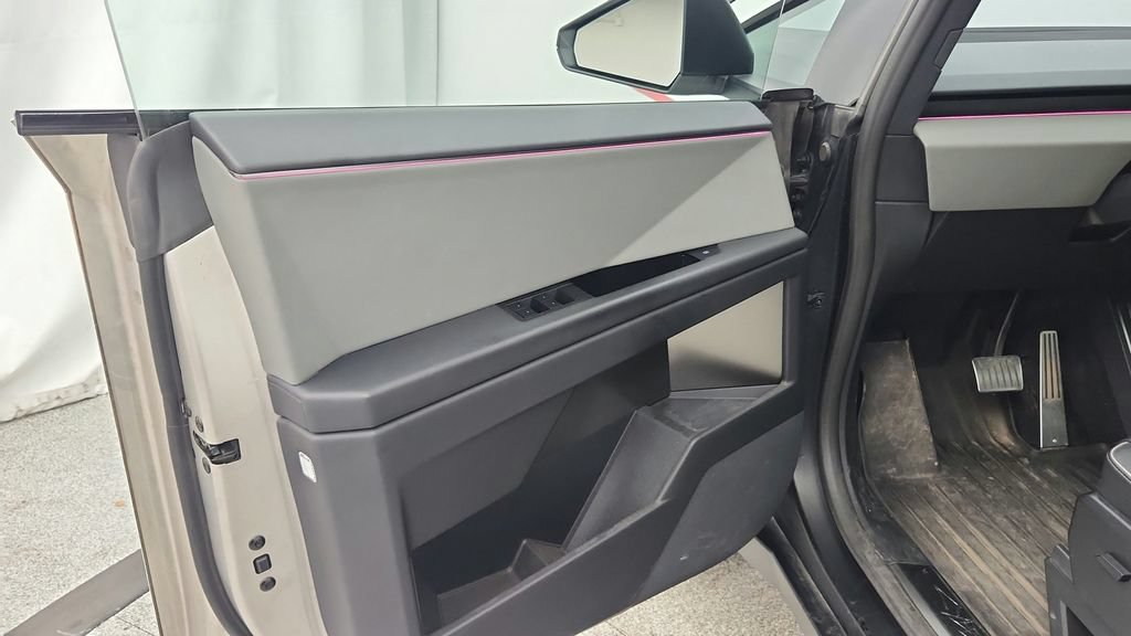 Used 2024 Tesla Cybertruck AWD Crew Cab image 11
