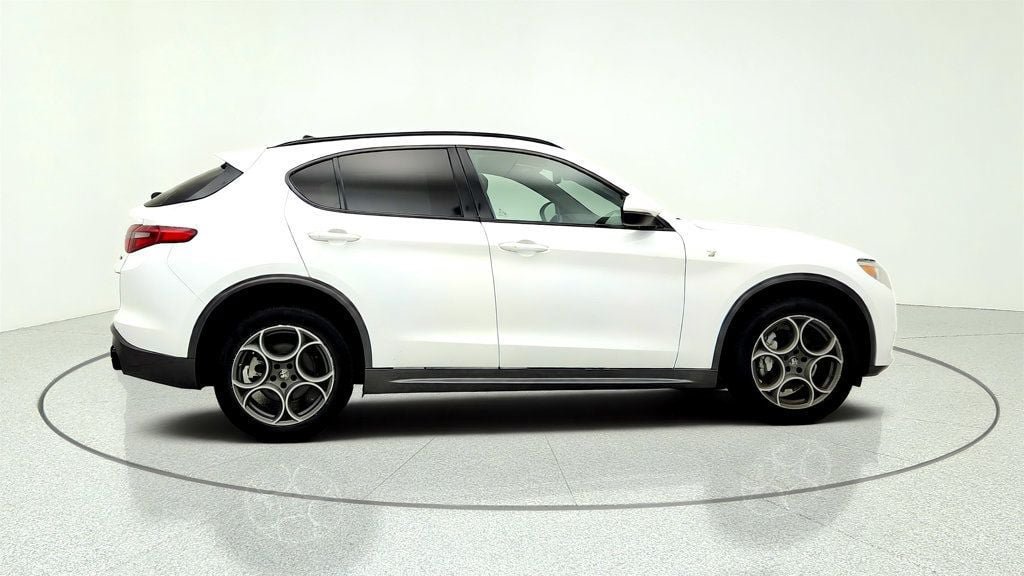 Used 2023 Alfa Romeo Stelvio Ti AWD/4WD image 4