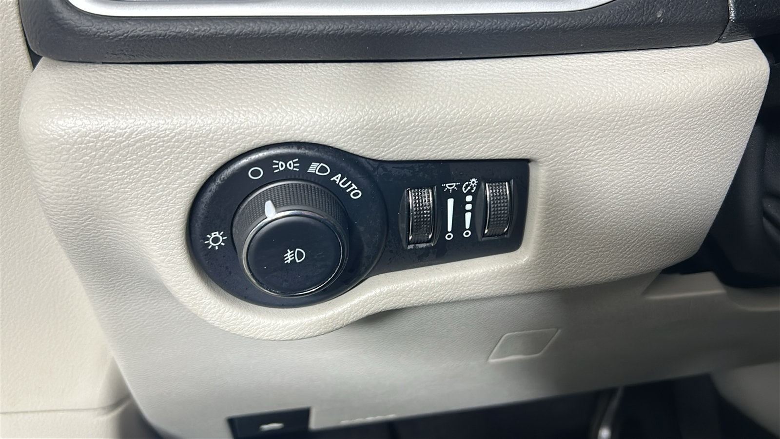 Used 2024 Chrysler Pacifica Touring-L FWD image 23