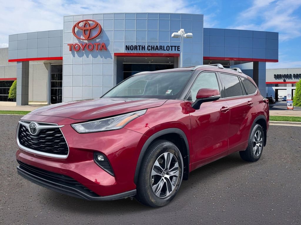 Used 2021 Toyota Highlander XLE AWD/4WD image 3