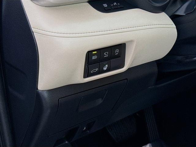 Used 2023 Toyota Highlander Limited AWD/4WD image 10