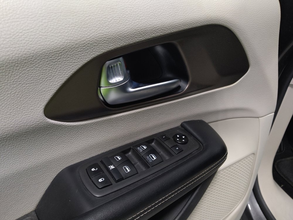 Used 2021 Chrysler Voyager LX FWD image 27