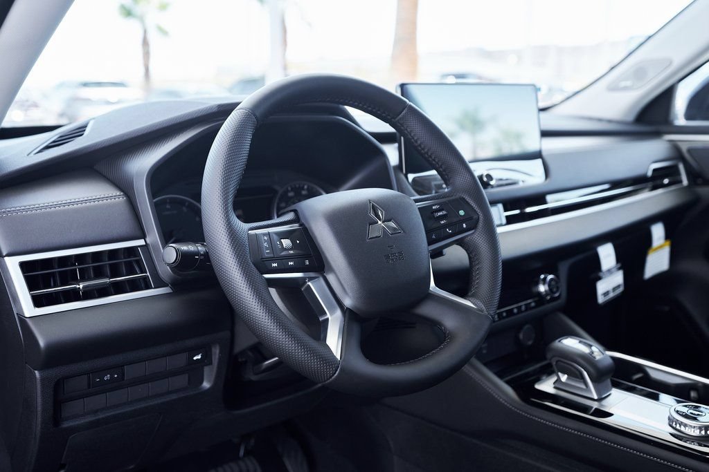Used 2025 Mitsubishi Outlander SE FWD image 22
