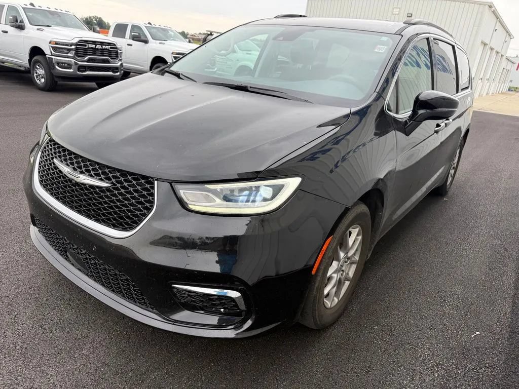 Used 2021 Chrysler Pacifica Touring w/ Cold Weather Group FWD image 4