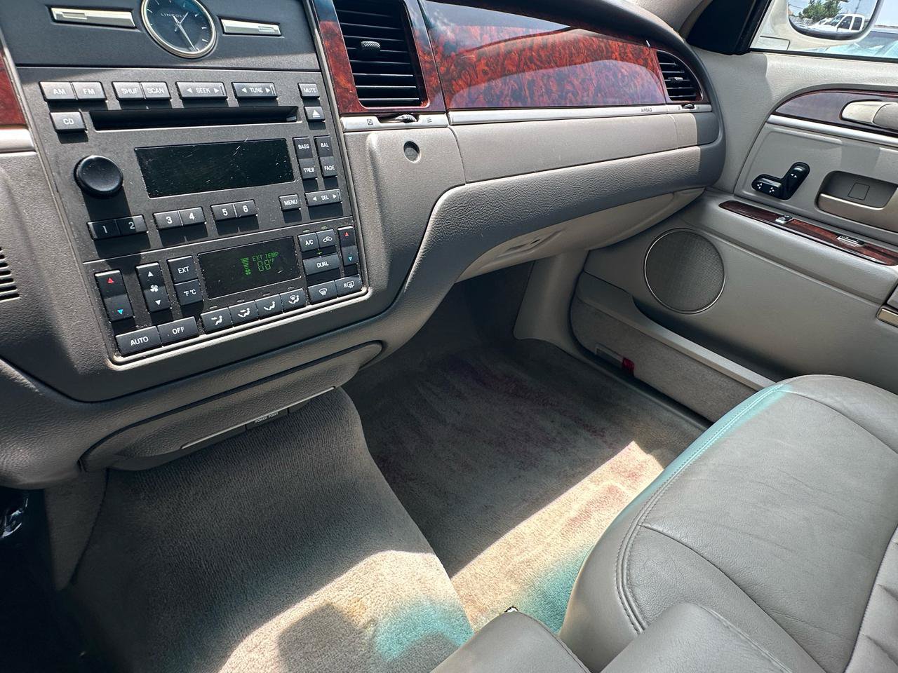 Used 2006 Lincoln Town Car Signature RWD image 52