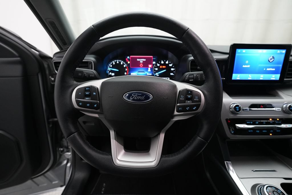 Used 2023 Ford Explorer XLT w/ Equipment Group 202A AWD/4WD image 4
