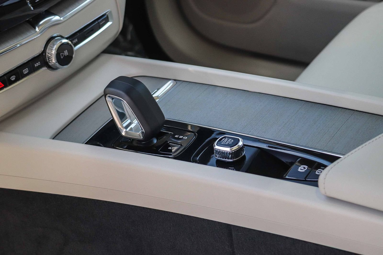 Used 2023 Volvo XC60 B5 Plus w/ Climate Package FWD image 22